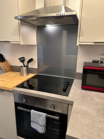 Stunning Flat With Parking Free Near Sutton Station Apartment Cheam Ngoại thất bức ảnh