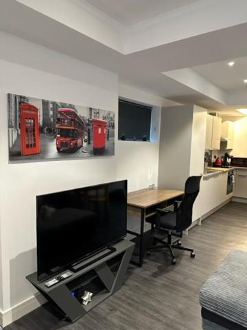 Stunning Flat With Parking Free Near Sutton Station Apartment Cheam Ngoại thất bức ảnh